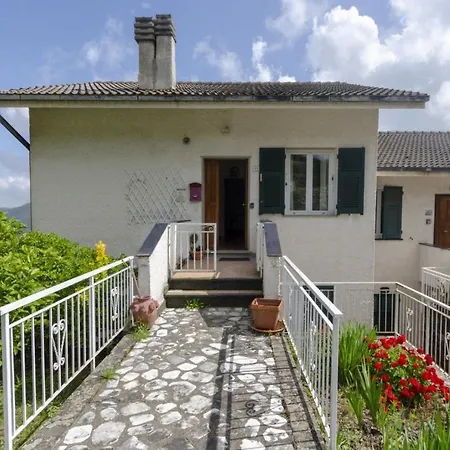 Altido Family 2 Bedroom Apt For 6 With Backyard In Mattarana * Carrodano Inferiore