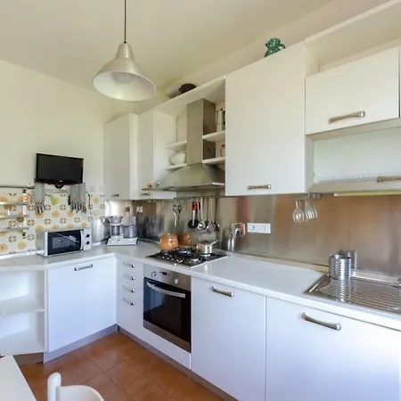 Altido Family 2 Bedroom Apt For 6 With Backyard In Mattarana
