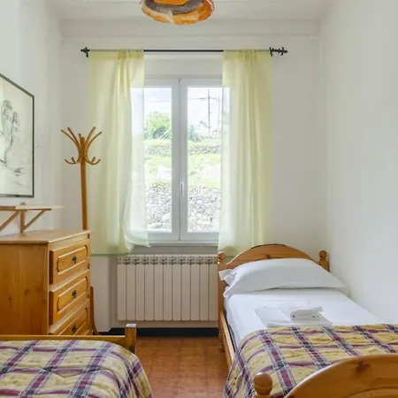 Altido Family 2 Bedroom Apt For 6 With Backyard In Mattarana Carrodano Inferiore